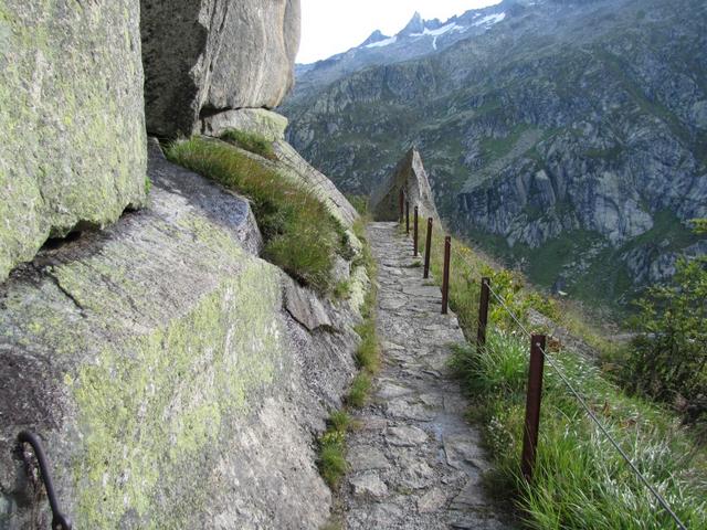 aus dem Grimselgranit geschlagen: der Weg an der Spittellamm, oberhalb der Staumauer