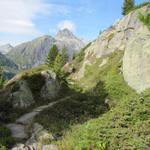 der Weg schmiegt sich den steilen Granitwänden entlang