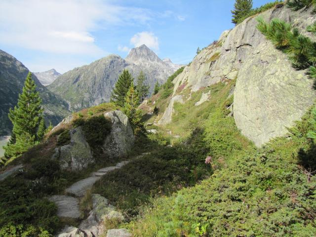 der Weg schmiegt sich den steilen Granitwänden entlang