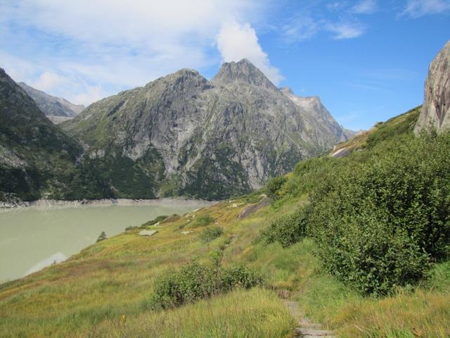 während dem wandern kann man den Zinggenstock am Horizont betrachten