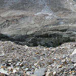 Breitbildfoto Gletscherspalten. Den gut markierten Weg nicht verlassen