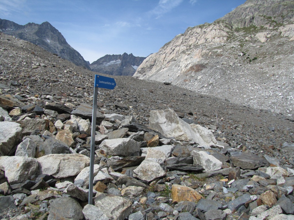hier zweigt der Weg nun rechts ab Richtung Lauteraarhütte
