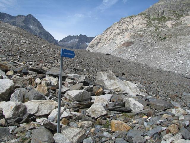 hier zweigt der Weg nun rechts ab Richtung Lauteraarhütte