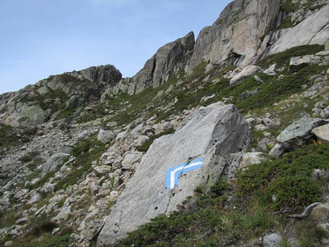 führt nun der wieder deutlich sichtbare Bergpfad,