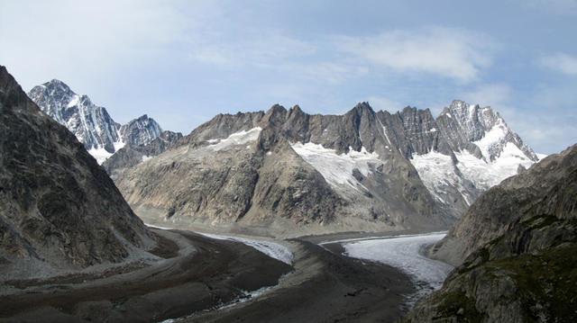 Breitbildfoto Finsteraarhorn links. Rechts Lauteraarhorn und zusammenfluss des Finster- und Lauteraarhorngletscher