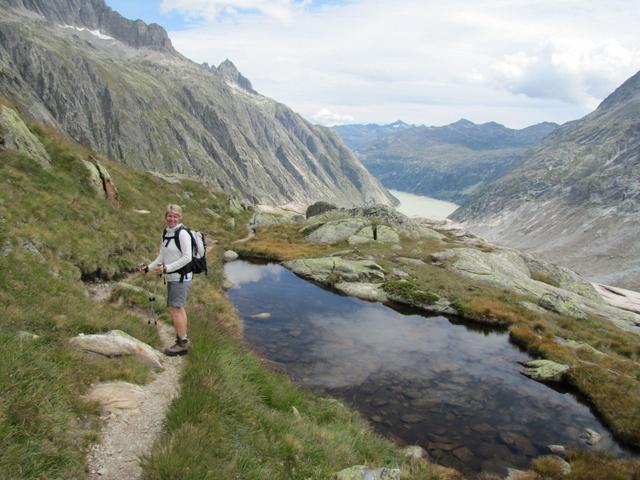 wir haben die Lauteraarhütte verlassen und laufen nun den gleichen Weg wieder zurück