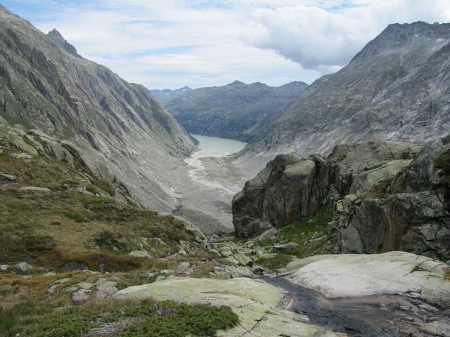 noch weit entfernt der Grimselstausee