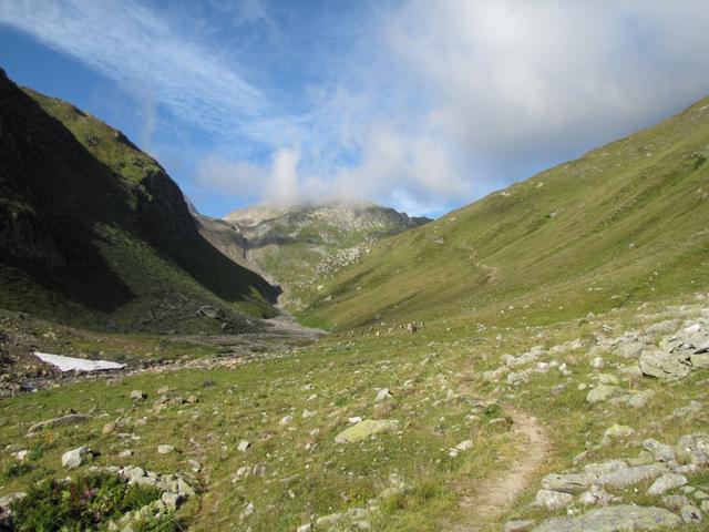 bei Lengtalstafel 2088 m.ü.M. rechts beim Wiesenhang, ist der Weg gut ersichtlich