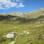 weiter geht die Wanderung Richtung Distelsee. Am Horizont der Distelgrat