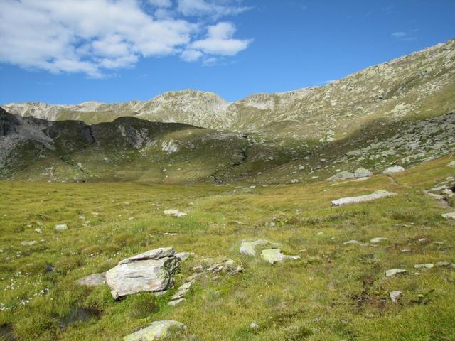 weiter geht die Wanderung Richtung Distelsee. Am Horizont der Distelgrat