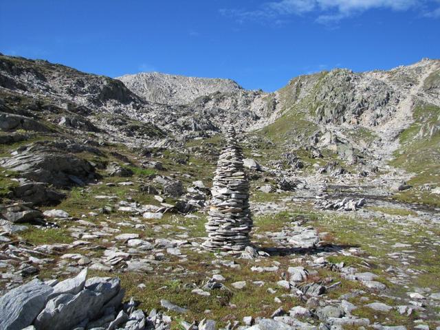 bei Punkt 2533 m.ü.M. zeigt uns ein grosser und schöner Steinmann den Weg zum Distelsee