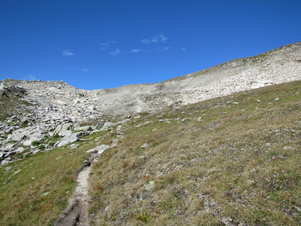 der Weg führt zum Übergang beim Distelgrat bei Punkt 2660 m.ü.M.