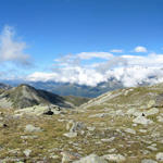 Breitbildfoto beim Übergang auf dem Distelgrat bei Punkt 2660 m.ü.M. mit Blick Richtung Goms