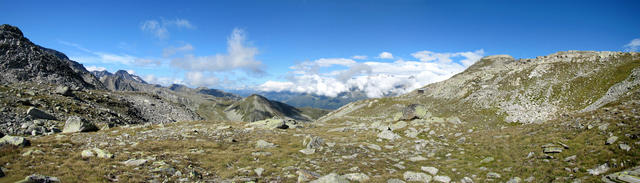 Breitbildfoto beim Übergang auf dem Distelgrat bei Punkt 2660 m.ü.M. mit Blick Richtung Goms