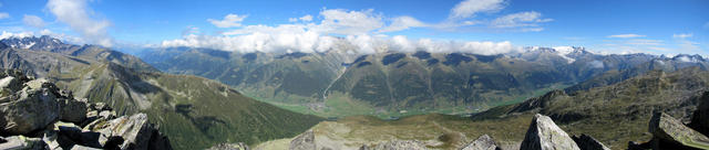 super schönes Breitbildfoto. Das ganze Goms, liegt uns zu Füssen
