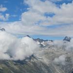 Finsteraarhorn und Lauteraarhorn schauen zwischen den Wolken heraus