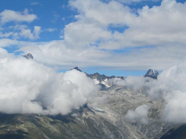 Finsteraarhorn und Lauteraarhorn schauen zwischen den Wolken heraus