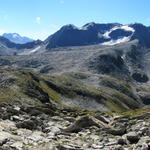 Breitbildfoto mit Blick Richtung Italien und Tessin. In der mitte Ritzhörner und der Merezebachschije