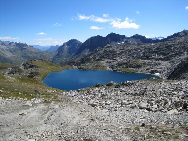 wir haben den Übergang beim Distelgrat bei Punkt 2660 m.ü.M. erreicht, und schauen hinunter zum wunderschönen Distelsee