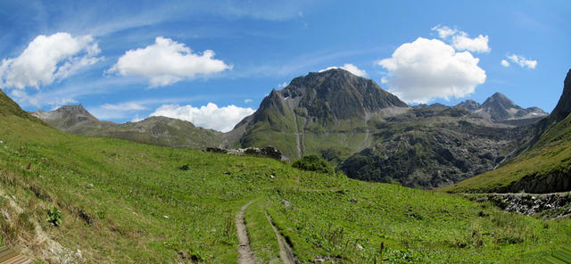 Breitbildfoto mit Chilchhorn, Nufenenpass, Nufenenstock und Staumauer Griessee