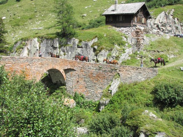 so muss es früher ausgesehen haben, als die Säumer vom Nufenenpass her kommend, die alte Brücke überschritten