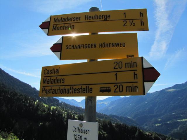 Wegweiser in Calfreisen 1250 m.ü.M.