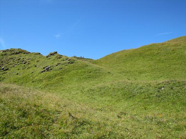 kurz vor dem Gipfel des Montalin. Es sind Wanderer ersichtlich, die den Gipfel schon erreicht haben
