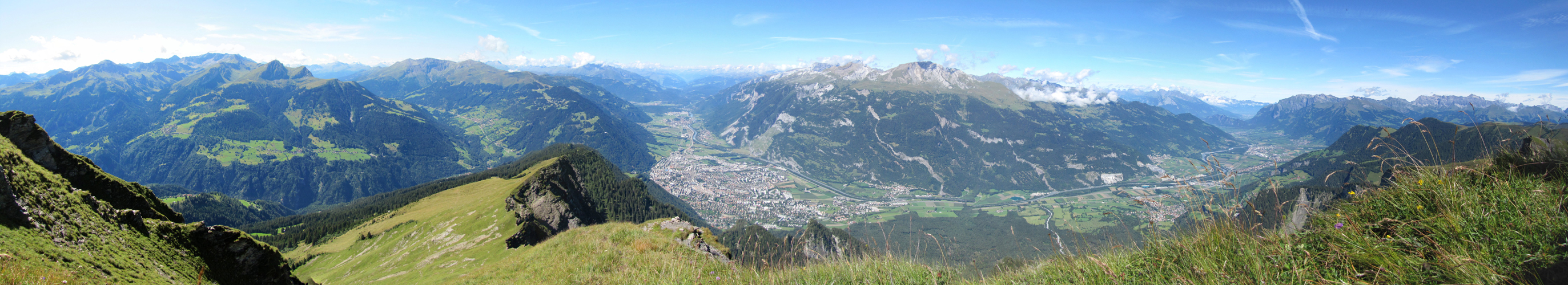 super schönes Breitbildfoto mit Blick Richtung Chur und Haldensteiner Calanda