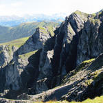 der Montalin auf Churer Seite sieht ganz anders aus. Die Felswänden stürzen steil ins Tal ab