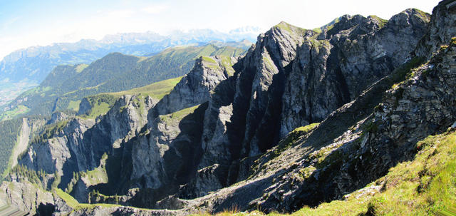 der Montalin auf Churer Seite sieht ganz anders aus. Die Felswänden stürzen steil ins Tal ab