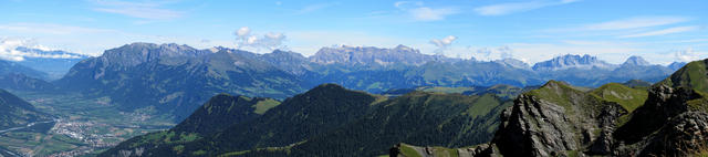 Breitbildfoto mit Blick ins Rätikon in der mitte die Schesaplana. Dort oben waren wir auch schon