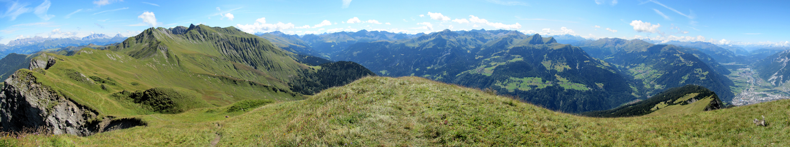 schones Breitbildfoto vom Montalin aus gesehen, mit Blick ins Schanfigg