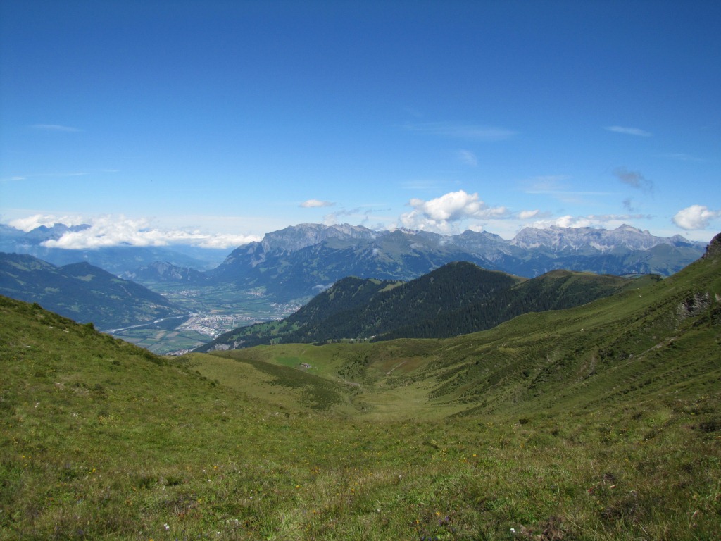 Blick vom Punkt 2166 m.ü.M. Richtung Rheintal, Bündner Herrschaft und Rätikon