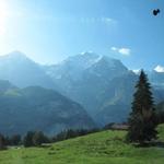 im Zug auf der Fahrt von der Grütschalp nach Mürren. Blick zur Jungfrau mit Silberhorn