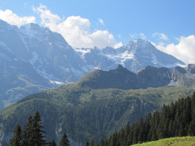 vor dem mächtigen Breithorn und Grosshorn, zeigt sich das Spitzhorn mit dem Tanzbödeli. Dort waren wir auch schon