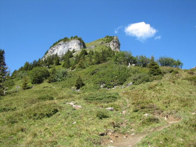 auf gutem Wege aber steil führt der Bergpfad nun aufwärts