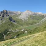 vor uns taucht die Rotstockhütte und die Alphütten auf