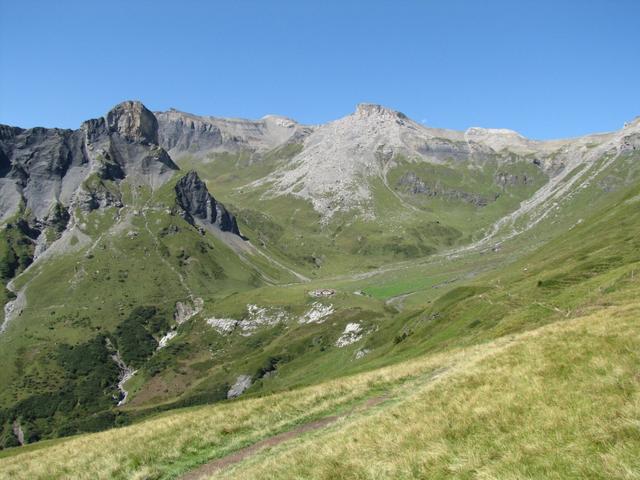 vor uns taucht die Rotstockhütte und die Alphütten auf