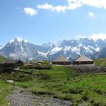 Breitbildfoto: Wir haben die Rotstockhütte verlassen. Blick zur Hütte zurück.