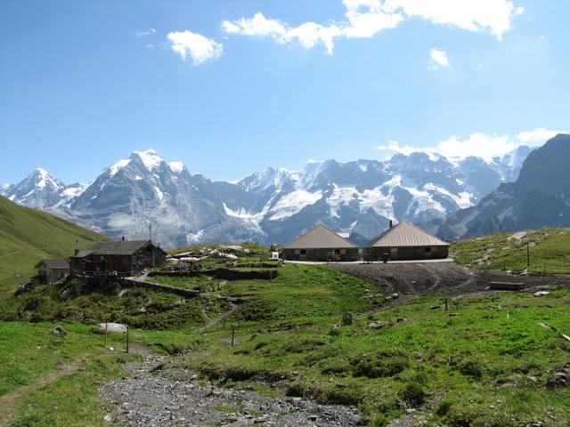 Breitbildfoto: Wir haben die Rotstockhütte verlassen. Blick zur Hütte zurück.