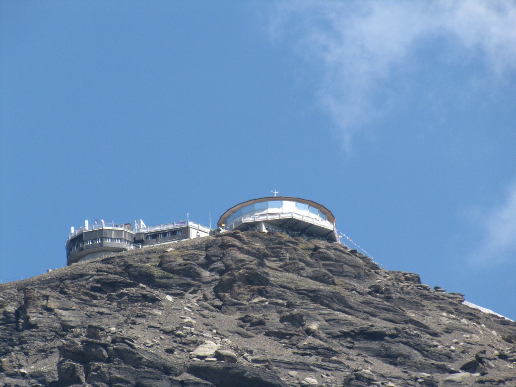 Blick hinauf zum Gipfel des Schilthorn mit Aussichtsterrasse