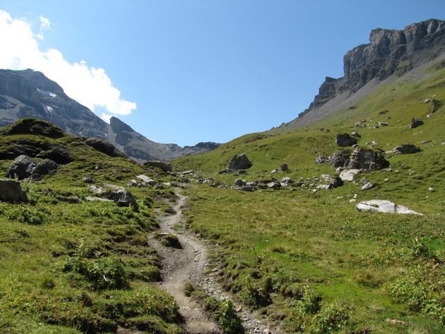 und endlich taucht die Sefinenfurgge am Horizont auf