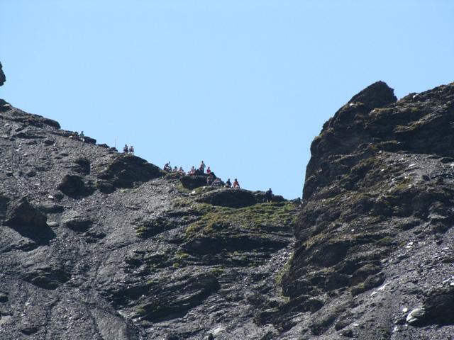 auf der Sefinenfurgge halten sich schon viele Wanderer auf