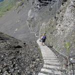 über eine gut angelegte Holztreppe führt der Weg nun steil abwärts