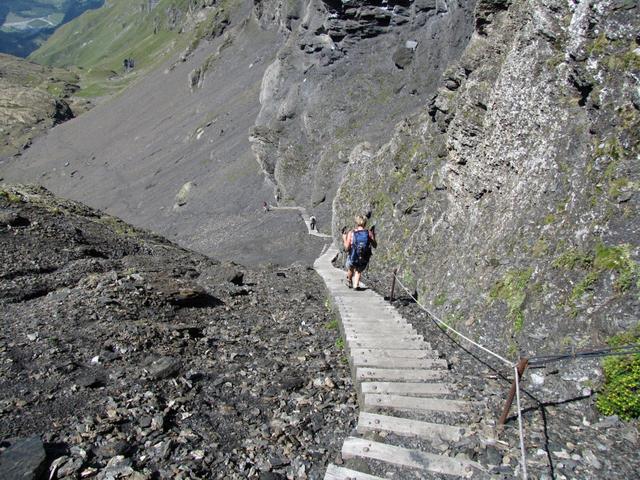 über eine gut angelegte Holztreppe führt der Weg nun steil abwärts