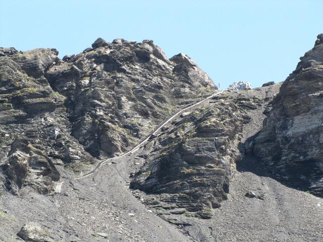 gut ersichtlich die gut gebaute Holztreppe