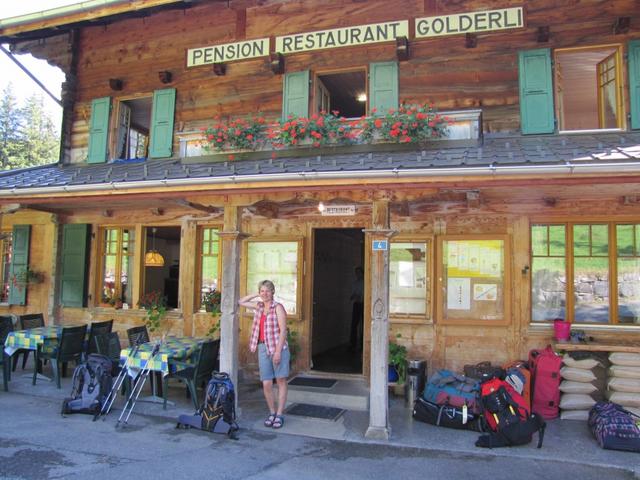 Mäusi vor dem Berggasthaus Golderli