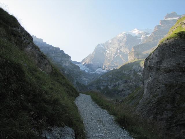 tief unter uns rauscht der Gamchibach, am Horizont die Gamchilücke