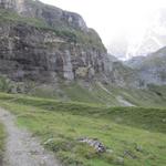 an der linken Talseite führt der Bergpfad aufwärts zur Gspaltenhornhütte