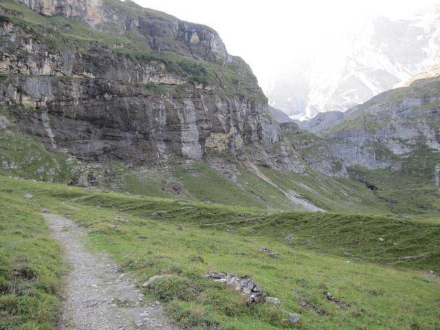 an der linken Talseite führt der Bergpfad aufwärts zur Gspaltenhornhütte